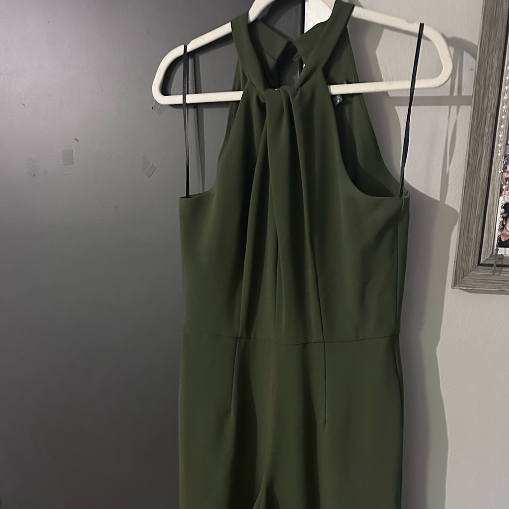 Julia Jordan Green Jumpsuit with Relaxed Fit and Minimalist Design